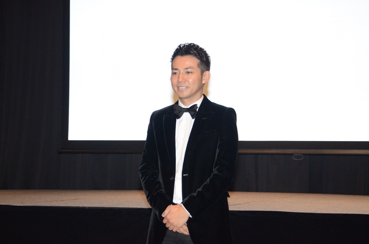 記者会見を開いたピース綾部。