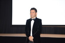 記者会見を開いたピース綾部。