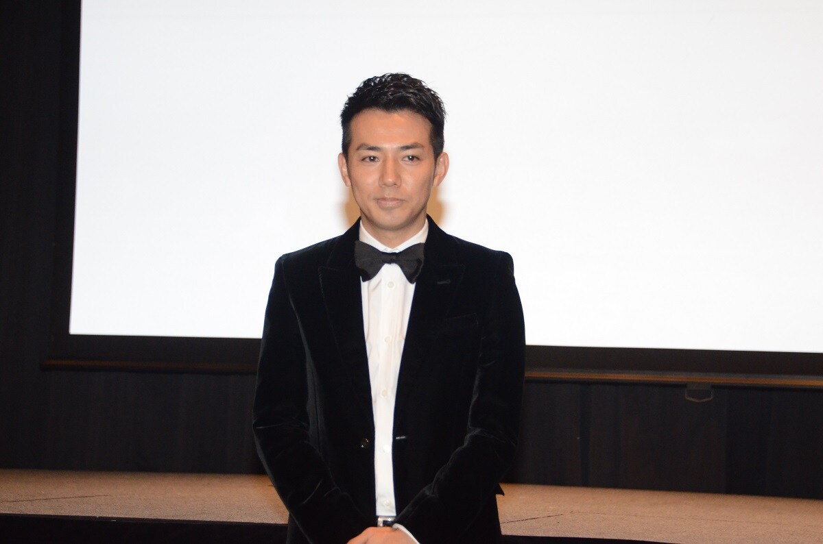 記者会見を開いたピース綾部。