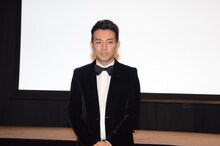 記者会見を開いたピース綾部。