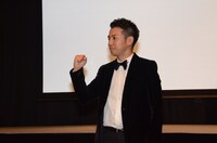 記者会見を開いたピース綾部。