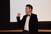 記者会見を開いたピース綾部。