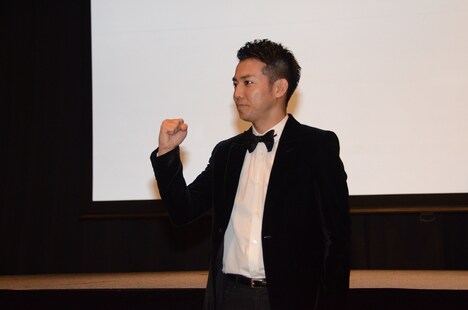 記者会見を開いたピース綾部。