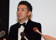 記者会見を開いたピース綾部。