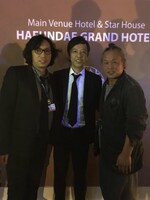 「第21回釜山国際映画祭」にて、左から行定勲、板尾創路、キム・ギドク。