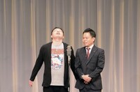 登場してすぐ、拍手を全身で浴びる西澤（左）。