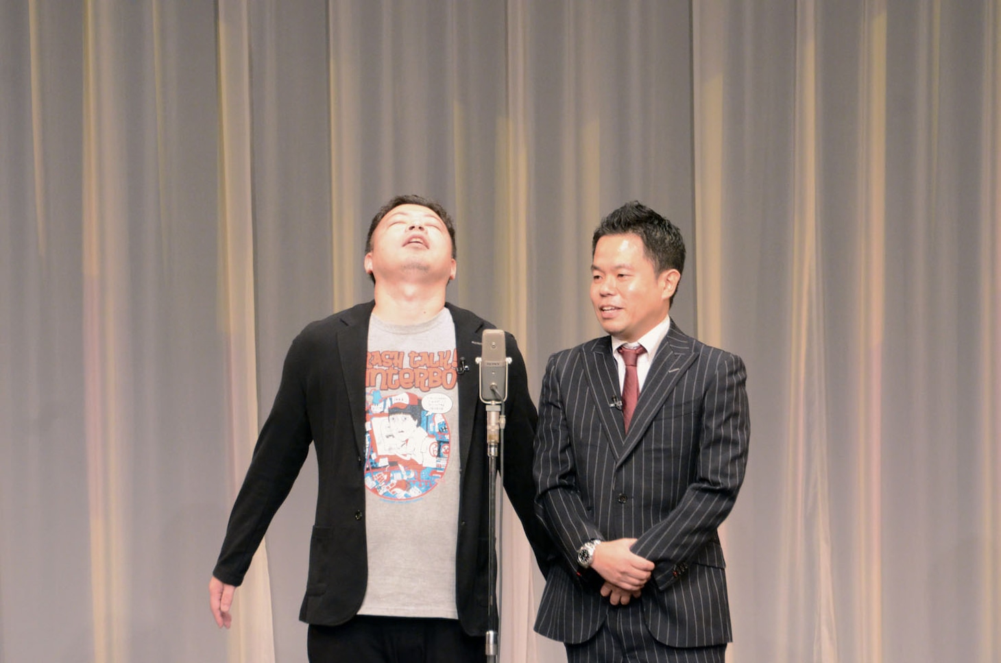 登場してすぐ、拍手を全身で浴びる西澤（左）。