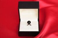 「南天ネックレス」とセットでプレゼントされる「南天リング」。