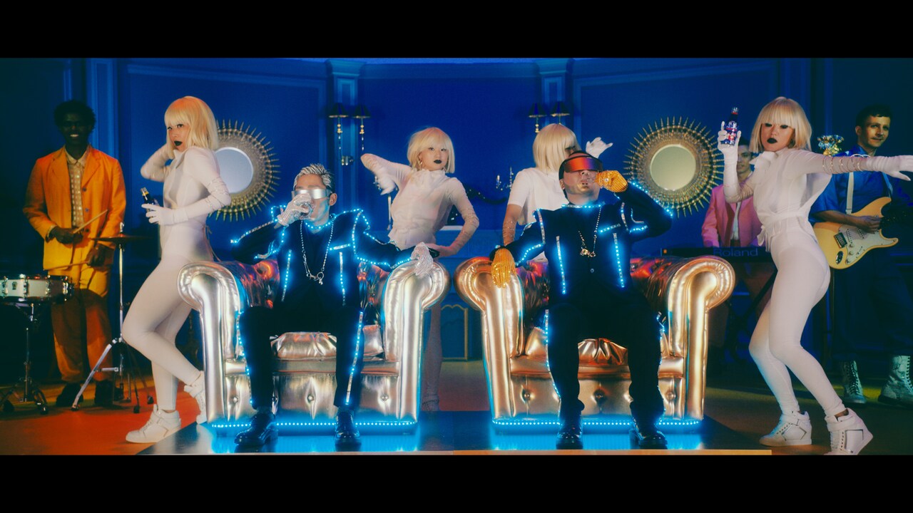 石田×たかし「NON ANGEL」金と銀のソファに座って歌うカラフルなMV