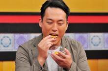 「30秒でクラッカー5枚を食べきれるか？」に挑戦する藤崎マーケット田崎。(c)MBS