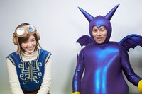 左から本田翼、狩野英孝。