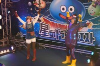 撮影中の様子。左から本田翼、狩野英孝。