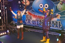 撮影中の様子。左から本田翼、狩野英孝。