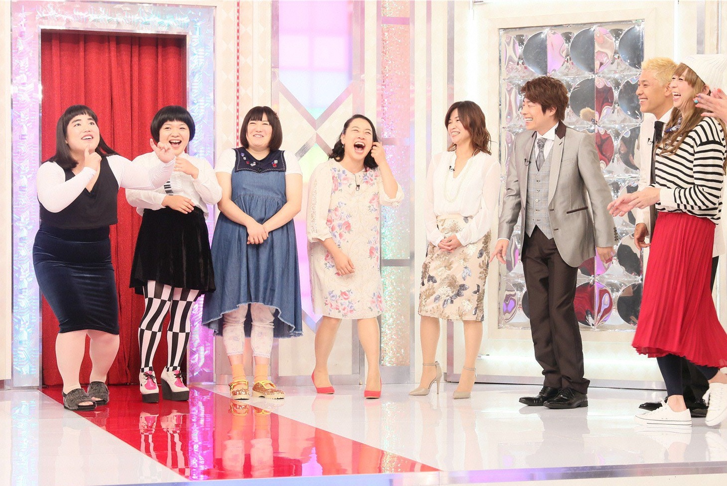 （左から）ゆりやんレトリィバァ、おかずクラブ・オカリナ、森三中・黒沢、いとうあさこ、オアシズ大久保、ロンドンブーツ1号2号、有吉弘行。(c)テレビ朝日