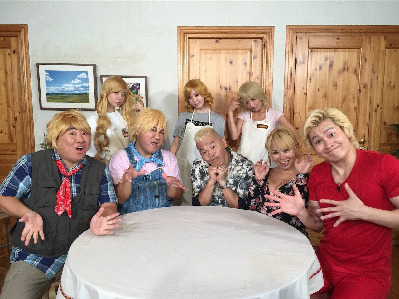 「ザキ山小屋」に出演する（前列左から）ドランクドラゴン塚地、アンタッチャブル山崎、キャイ～ン・ウド鈴木、浜田ブリトニー、メイプル超合金カズレーザー。(c)ABC