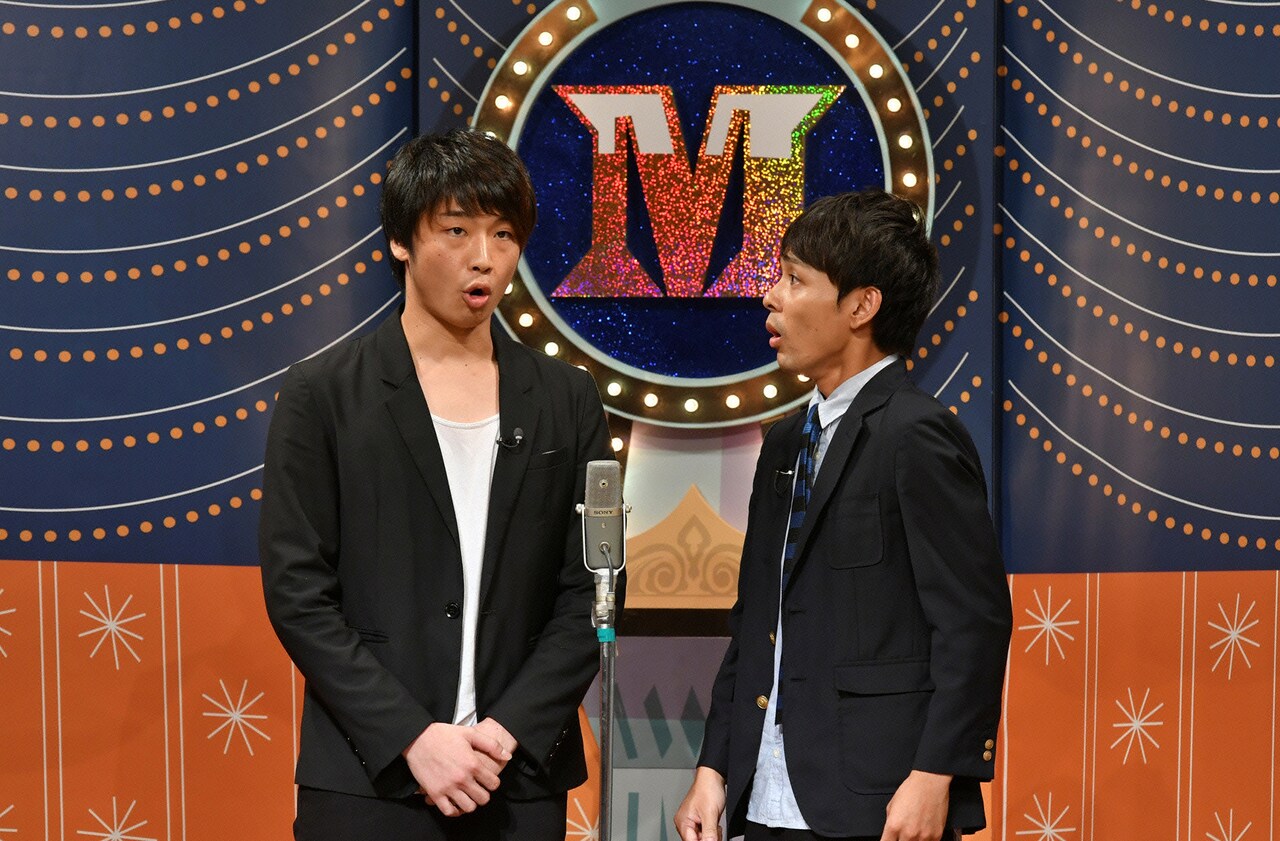 漫才でトークテーマを発表するさや香。(c)読売テレビ