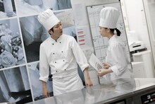 NON STYLE石田演じるパティシエ・波岡健二（左）。