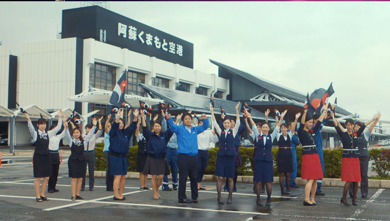 「#フレフレくまもと！三百六十五歩のマーチ 熊本バージョン」のワンシーン。