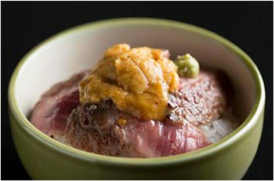「加藤牛肉店」のサーロインステーキ＆ウニのせ丼。