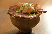 「煙事 銀座」の燻製くまぶた丼。