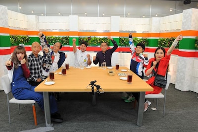 左から藤田ニコル、バイきんぐ小峠、トレンディエンジェル斎藤、タカアンドトシ、加藤諒、平野ノラ。