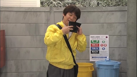 内村光良と知念侑李が出演するコントのワンシーン。(c)「金メダル男」製作委員会