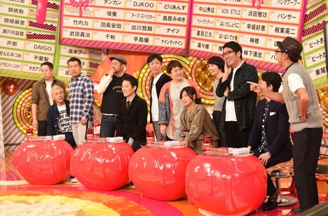 解答者の（左から）亮チーム、ジュニアチーム、大久保チーム、有吉チーム。(c)TBS