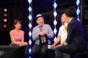 左から曽田茉莉江、鈴木おさむ、インディアンス。(c)BSフジ