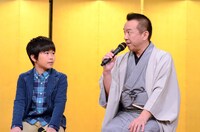 林家たい平（右）の話を興味深そうに聞く鈴木福。