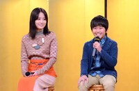 左から前田敦子、鈴木福