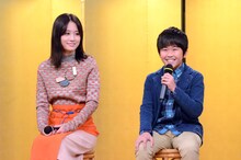 左から前田敦子、鈴木福