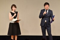 南海キャンディーズ山里（右）、皆川玲奈TBSアナウンサー（左）。