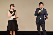 南海キャンディーズ山里(右)、皆川玲奈TBSアナウンサー(左)。