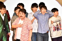 優勝が発表された直後の空気階段。