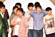 優勝が発表された直後の空気階段。