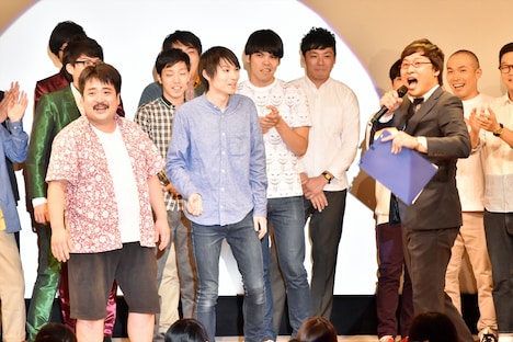 空気階段(手前左)の優勝に「事故が起きるぞ!」と連呼する南海キャンディーズ山里(手前右)。