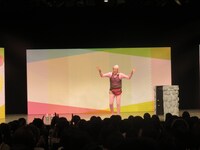 「佐久間一行20周年記念公演『コントセレクション』」オープニングの様子。