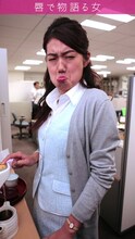 「イラっとOL横澤さん」になりきる横澤夏子。