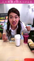「イラっとOL横澤さん」になりきる横澤夏子。