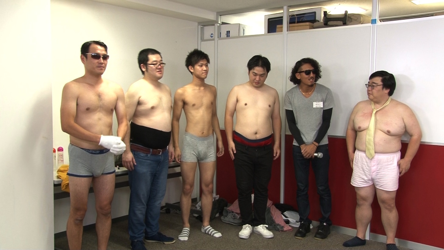 「有吉ベース」の「キモい芸人プロデュース」に出演する芸人たち。(c)フジテレビ