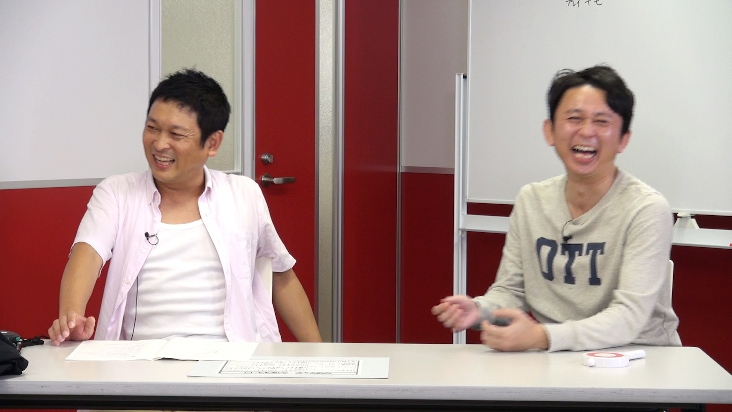 有吉弘行とデンジャラス安田（左）。(c)フジテレビ