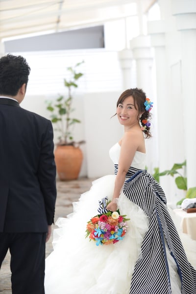 オーストラリアでリゾートウェディングに臨んだキンタロー。（右）とご主人。