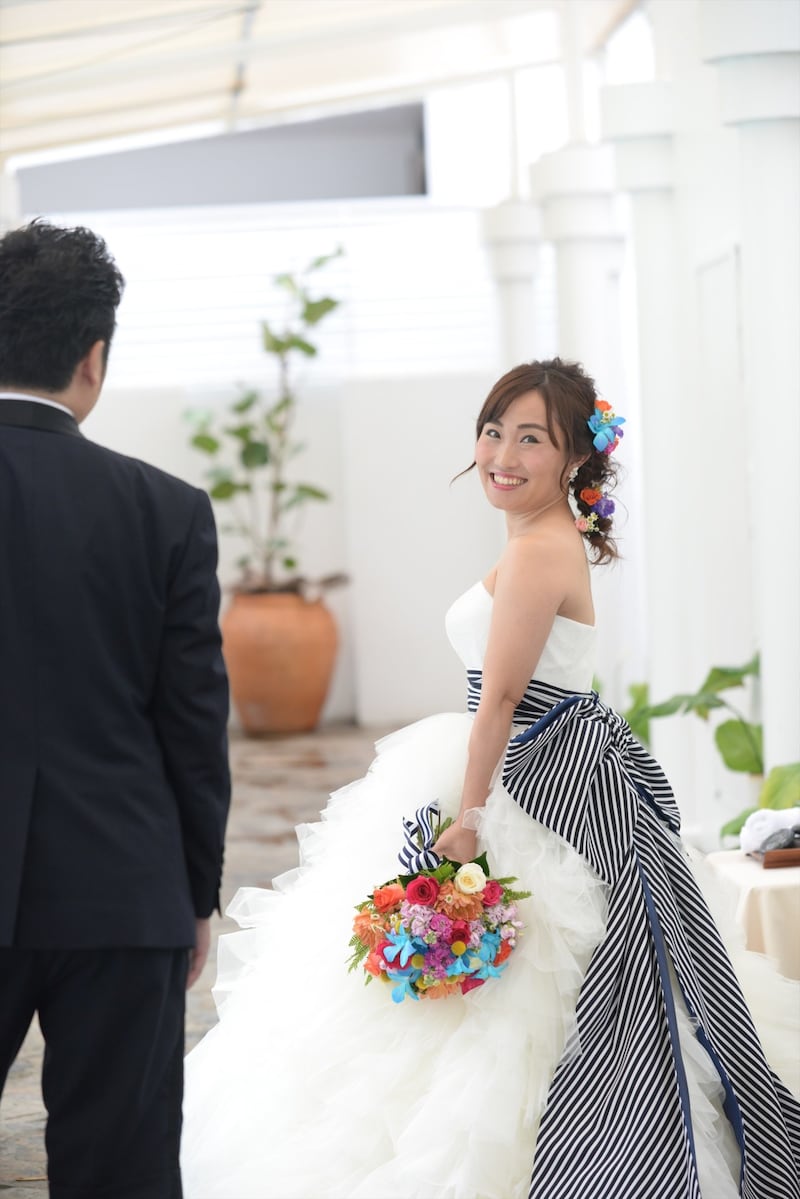 オーストラリアでリゾートウェディングに臨んだキンタロー。（右）とご主人。