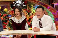 （左から）岡田結実、アンタッチャブル山崎。(c)関西テレビ