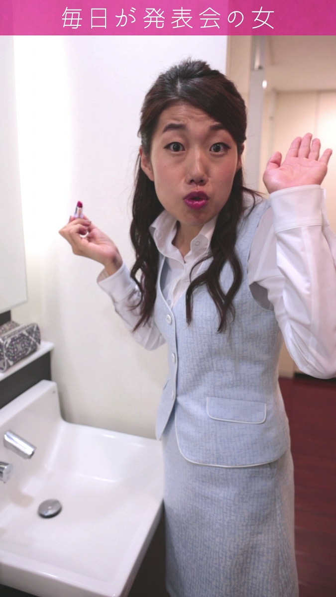 「イラっとOL横澤さん」になりきる横澤夏子。