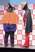 メイプル超合金・安藤（左）の背中の大きさに改めて驚くメイプル超合金・カズレーザー。