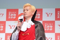 「いい買物の日」PRイベントに出席したメイプル超合金カズレーザー。