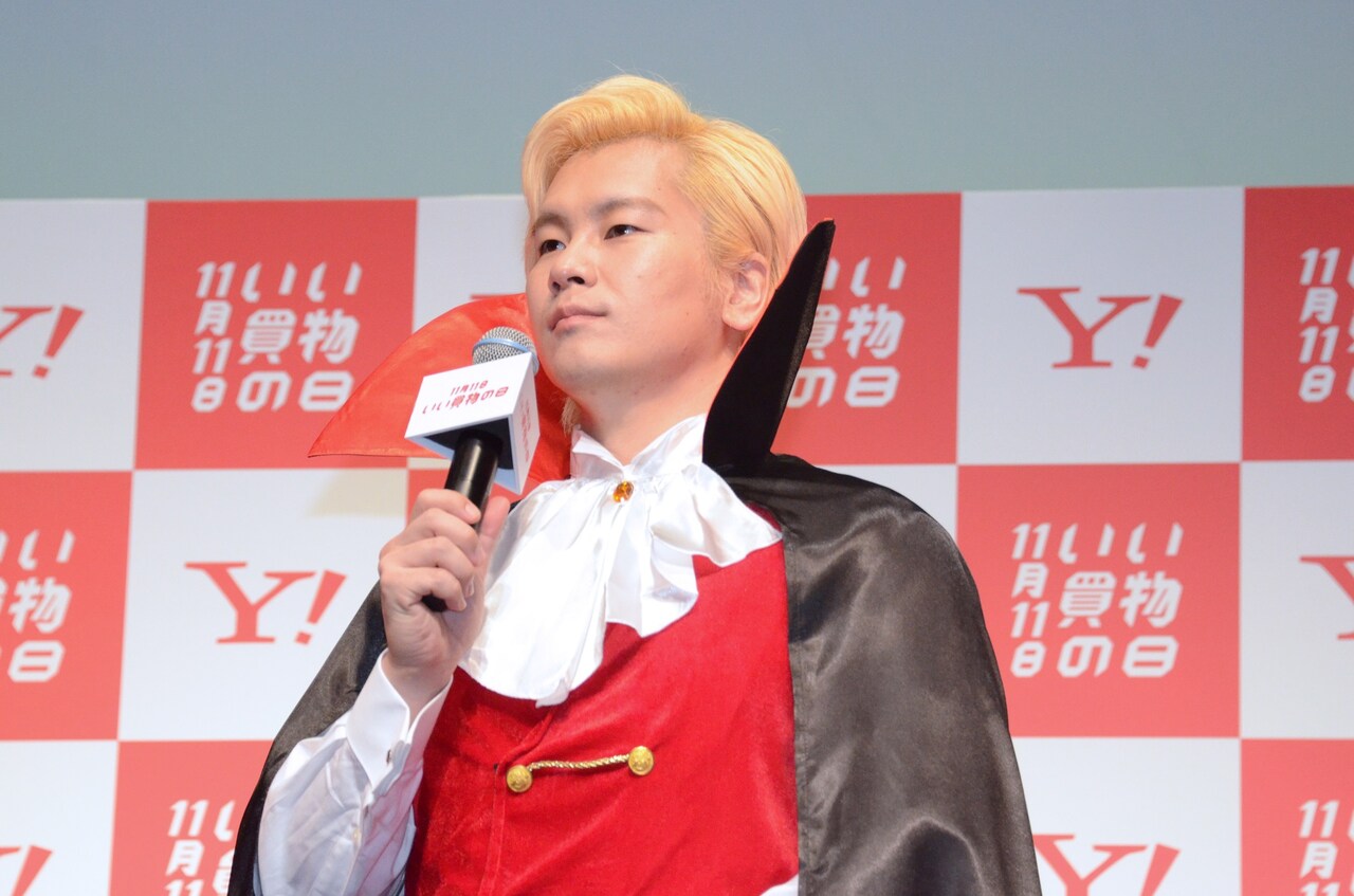 「いい買物の日」PRイベントに出席したメイプル超合金カズレーザー。