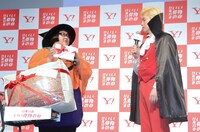 プレゼントを交換するメイプル超合金。