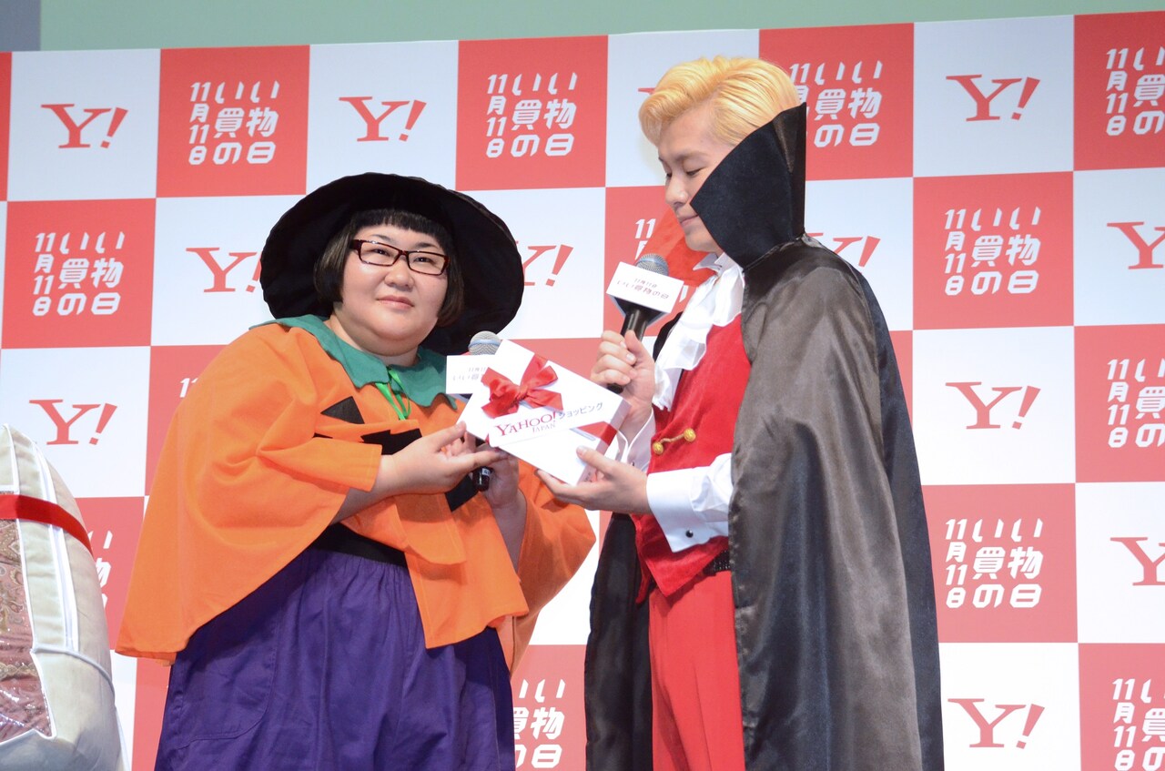 プレゼントを交換するメイプル超合金。